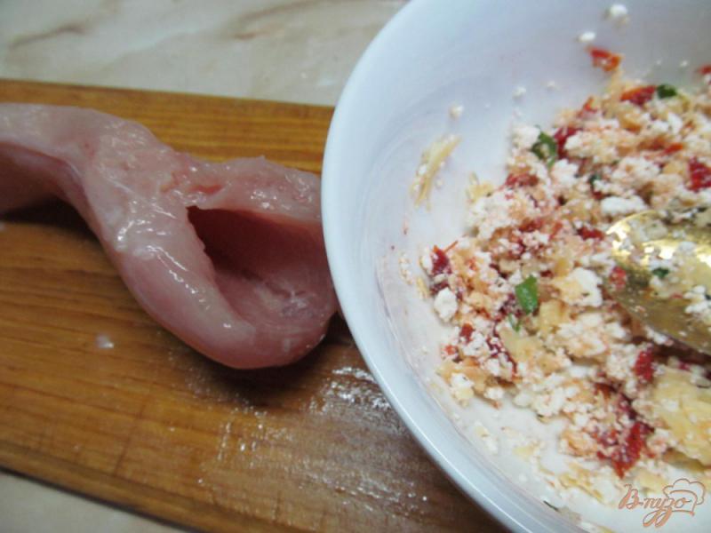 Фото приготовление рецепта: Куриный рулет с вялеными помидорами шаг №3