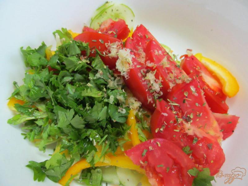 Фото приготовление рецепта: Летний салат с творогом и вялеными помидорами шаг №4