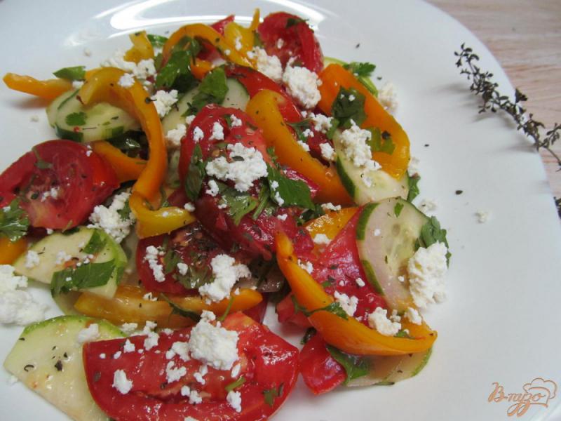 Фото приготовление рецепта: Летний салат с творогом и вялеными помидорами шаг №6