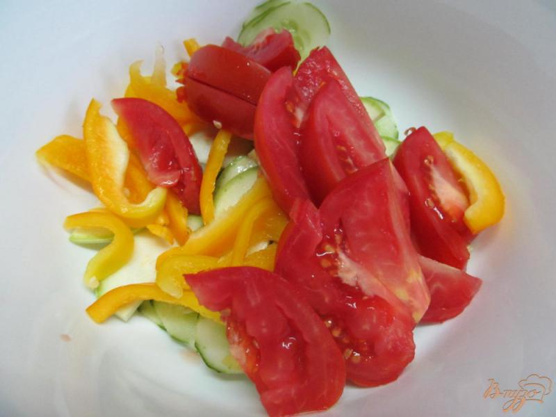 Фото приготовление рецепта: Летний салат с творогом и вялеными помидорами шаг №3