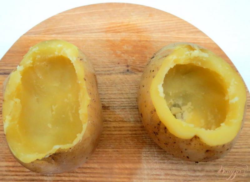Фото приготовление рецепта: Картофель фаршированный сыром шаг №3