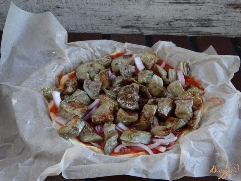 Фото приготовление рецепта: Пицца с баклажанами и яйцом шаг №8