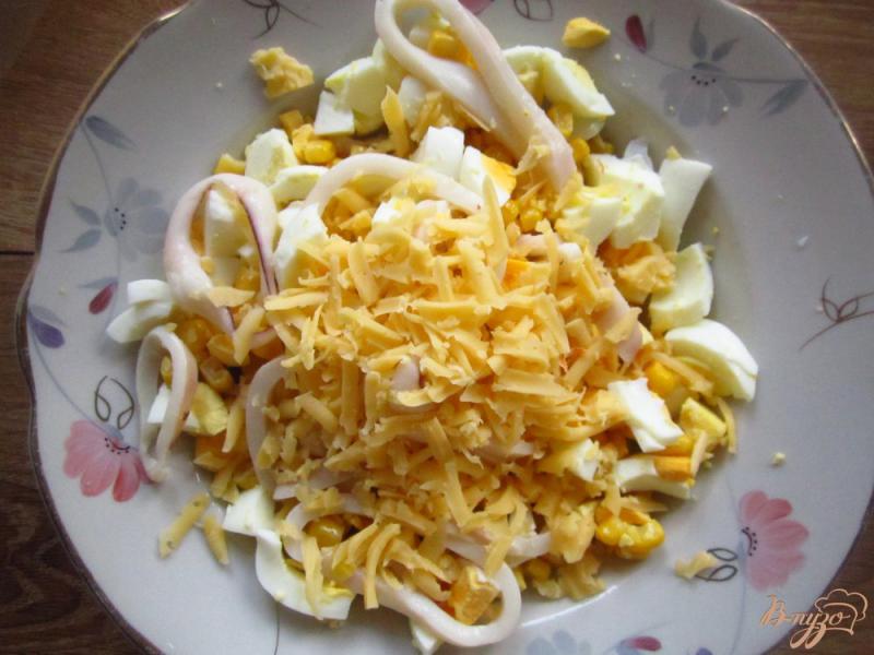 Фото приготовление рецепта: Салат с кальмаром и яйцом шаг №4