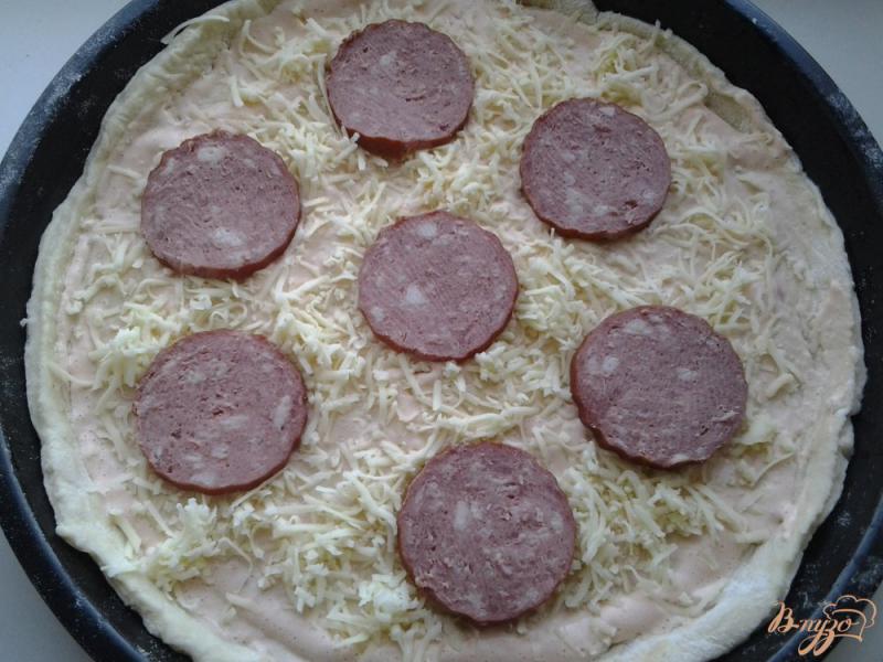 Фото приготовление рецепта: Пицца с томатным соусом шаг №12