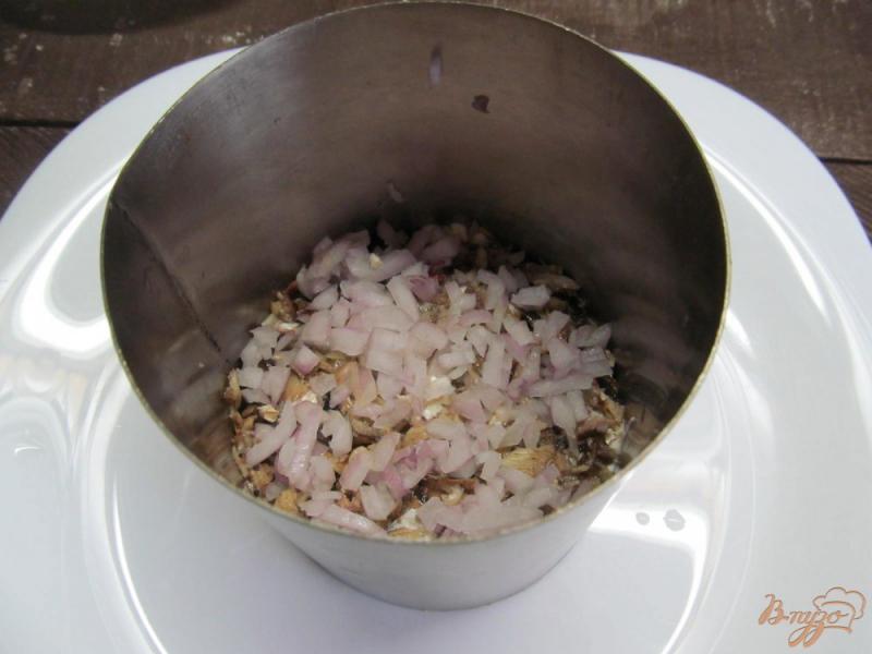 Фото приготовление рецепта: Салат со шпротами и маринованной свеклой шаг №3