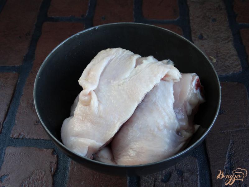 Фото приготовление рецепта: Куриные бедра запеченные с локвой и розмарином шаг №1