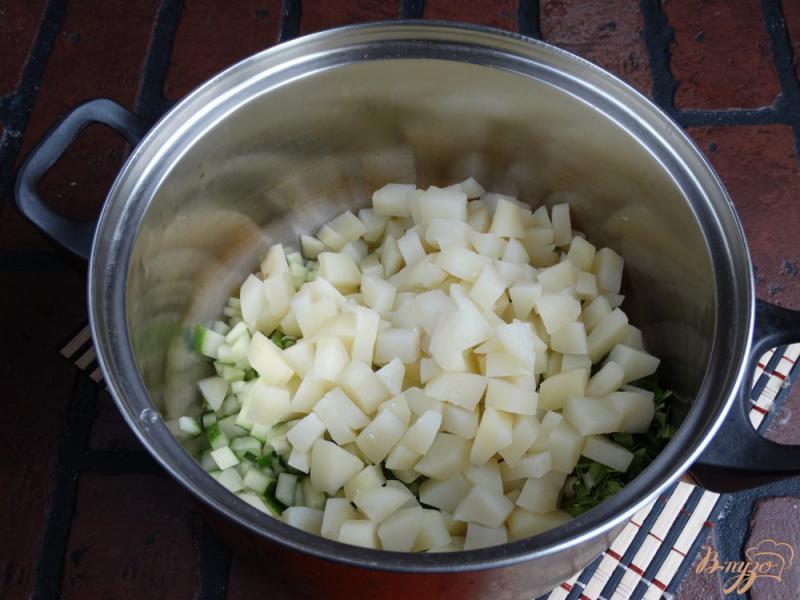 Фото приготовление рецепта: Летний суп с баклажанами и лаймом шаг №3