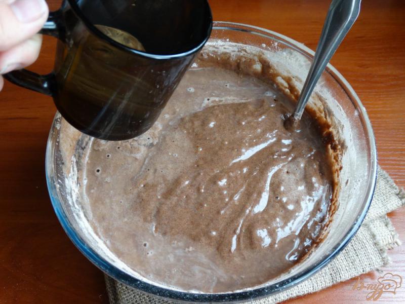 Фото приготовление рецепта: Бисквит «Шоколад на кипятке» шаг №6