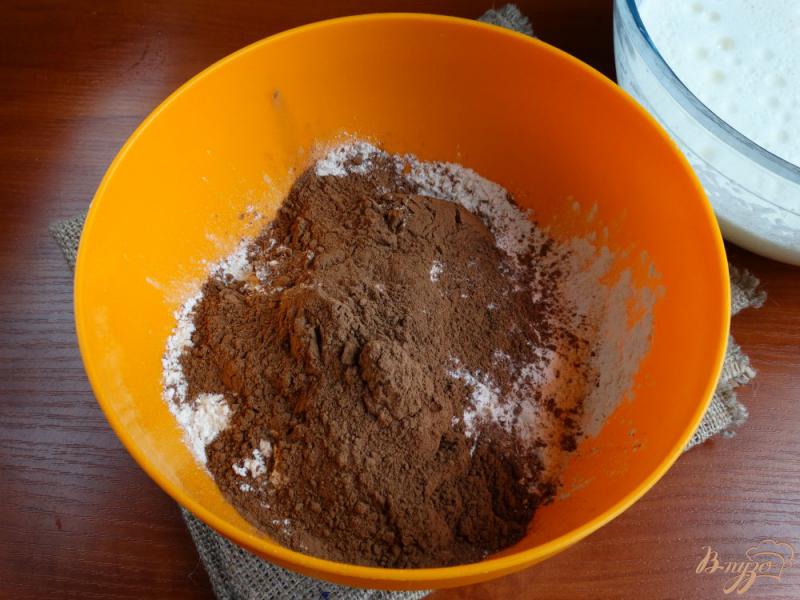 Фото приготовление рецепта: Бисквит «Шоколад на кипятке» шаг №4
