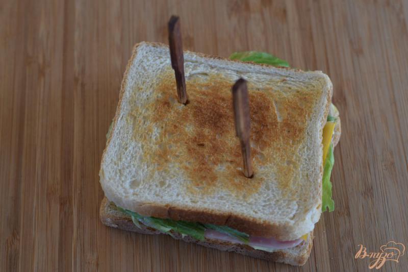 Фото приготовление рецепта: Бутерброд с ветчиной и сыром шаг №10
