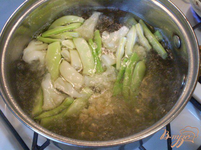Фото приготовление рецепта: Салат без майонеза из капусты и фасоли шаг №4