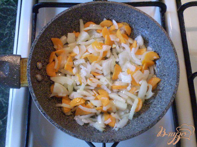 Фото приготовление рецепта: Салат без майонеза из капусты и фасоли шаг №3