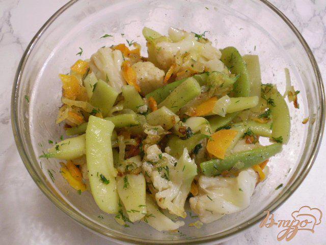 Фото приготовление рецепта: Салат без майонеза из капусты и фасоли шаг №7