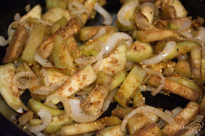 Фото приготовление рецепта: Осенние горячие баклажаны со вкусом грибов шаг №4