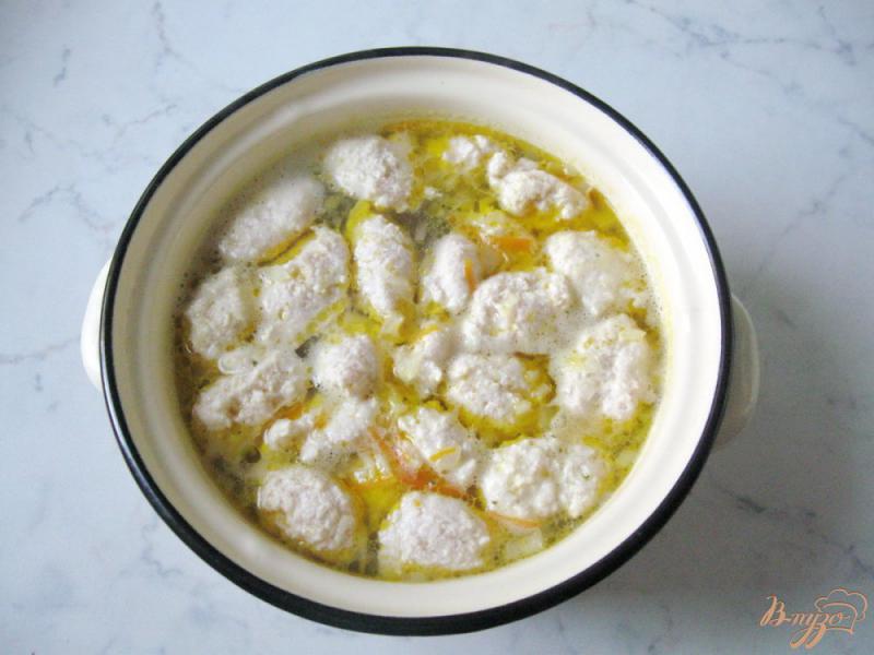 Фото приготовление рецепта: Диетический суп с куриными кнелями и рисом шаг №5