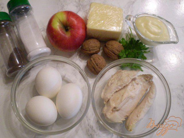 Фото приготовление рецепта: Салат с курицей, яблоком и орехами шаг №1