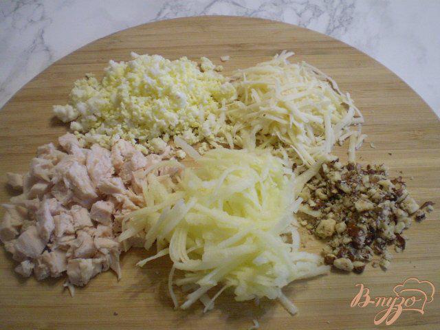 Фото приготовление рецепта: Салат с курицей, яблоком и орехами шаг №2