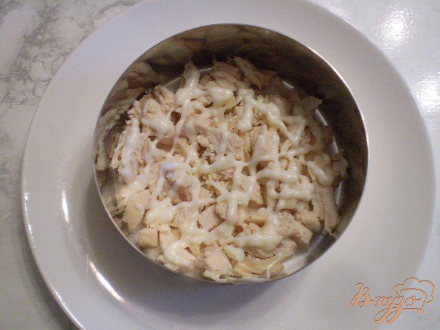 Фото приготовление рецепта: Салат с курицей, яблоком и орехами шаг №3