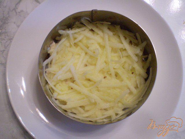 Фото приготовление рецепта: Салат с курицей, яблоком и орехами шаг №4