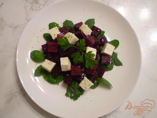 Фото приготовление рецепта: Салат со свеклой, сыром и рукколой шаг №5