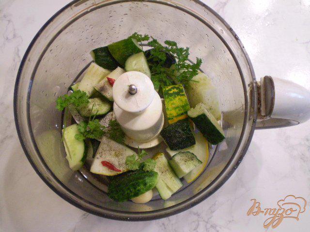 Фото приготовление рецепта: Сырой кабачковый суп шаг №2
