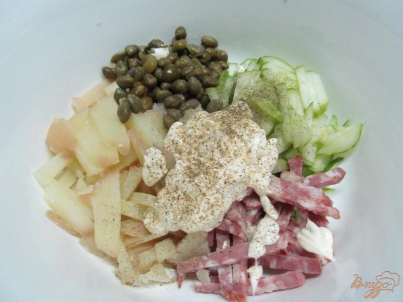 Фото приготовление рецепта: Салат из картофеля огурца и каперсов шаг №3