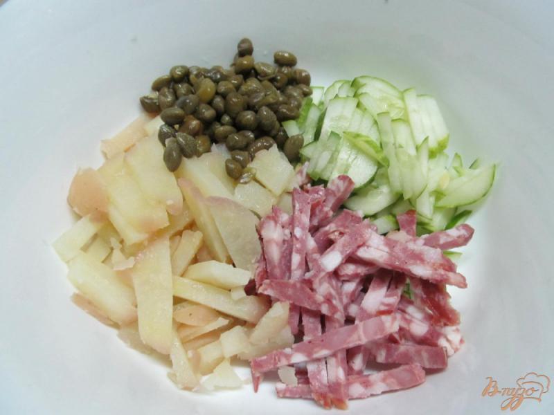 Фото приготовление рецепта: Салат из картофеля огурца и каперсов шаг №2