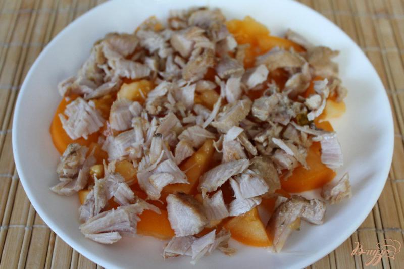 Фото приготовление рецепта: Салат с мясом кролика помидорами и сливой шаг №2