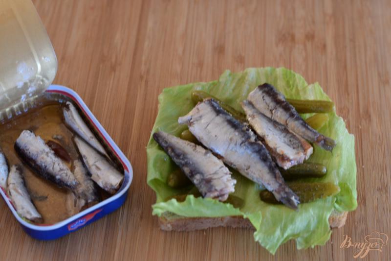 Фото приготовление рецепта: Бутерброд с сардинами шаг №4