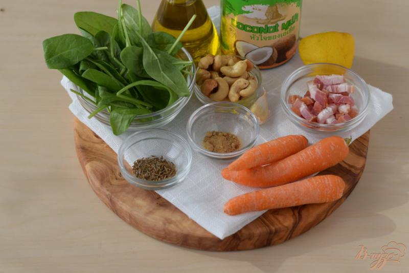 Фото приготовление рецепта: Острый салат с морковью, кешью, беконом и шпинатом шаг №1