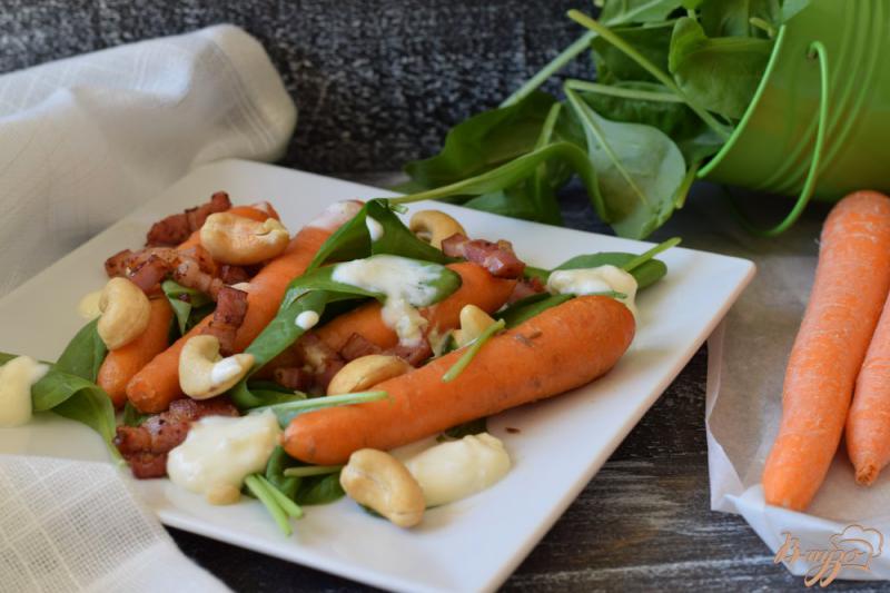 Фото приготовление рецепта: Острый салат с морковью, кешью, беконом и шпинатом шаг №7