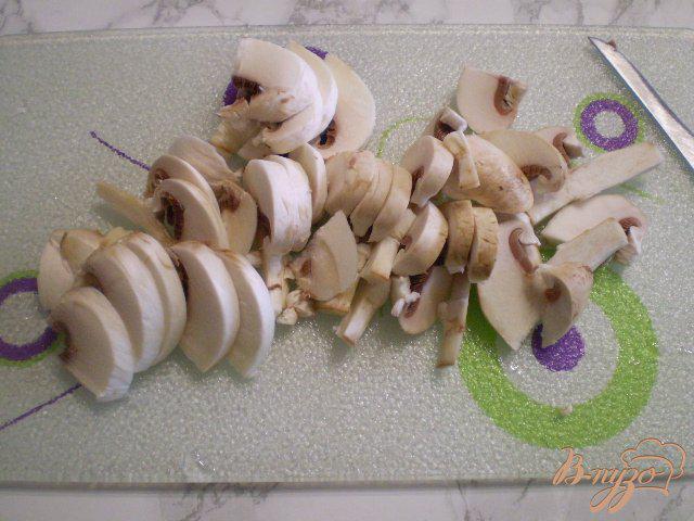 Фото приготовление рецепта: Домашняя лапша с курицей, грибами и сыром шаг №2