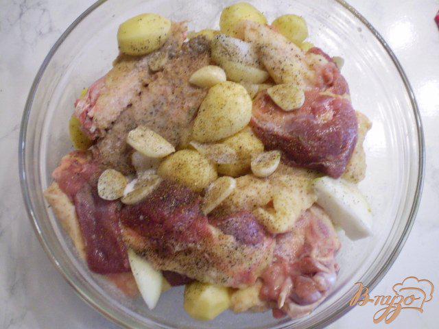 Фото приготовление рецепта: Утка с картошкой по-домашнему шаг №4