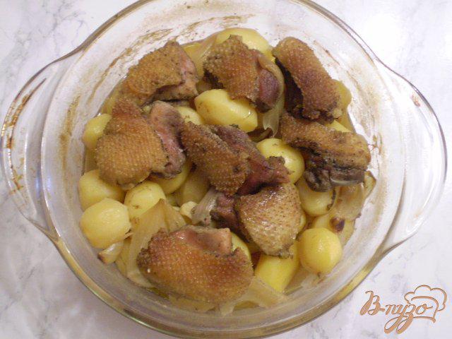 Фото приготовление рецепта: Утка с картошкой по-домашнему шаг №6