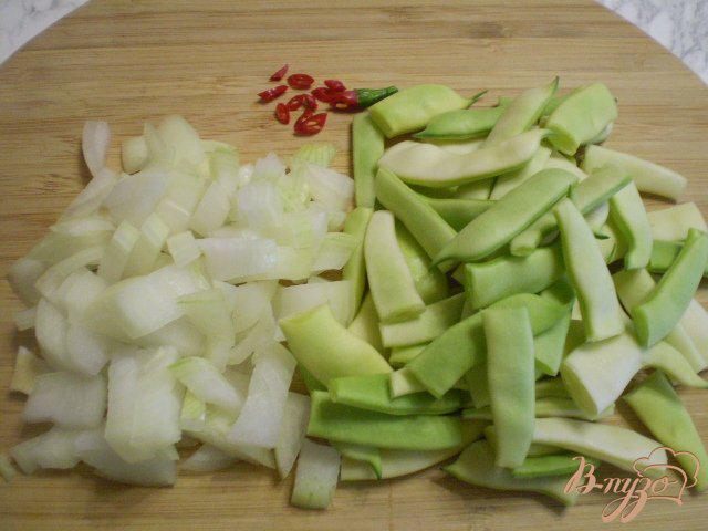 Фото приготовление рецепта: Салат со стручковой фасолью шаг №2