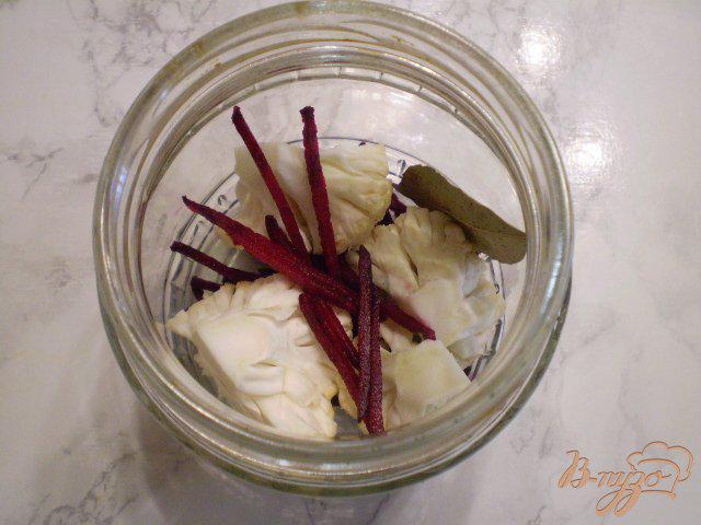 Фото приготовление рецепта: Закатка цветной капусты со свеклой шаг №4