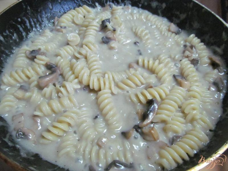 Фото приготовление рецепта: Макароны с грибным соусом и каперсами шаг №6