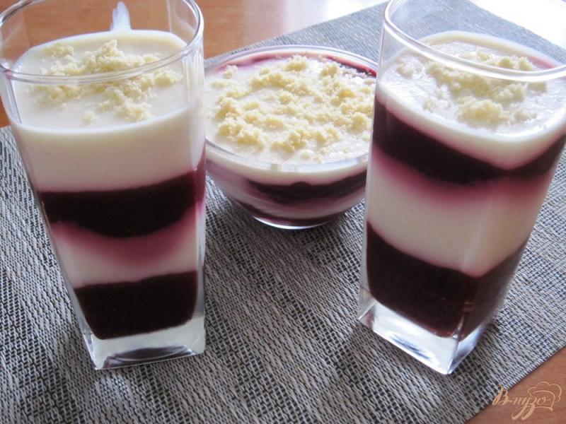 Фото приготовление рецепта: Десерт из ежевики и слив с йогуртом шаг №9