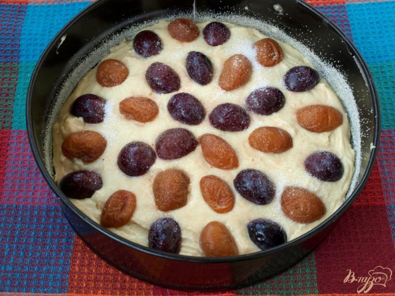 Фото приготовление рецепта: Пирог из слив и абрикос на кефире шаг №3