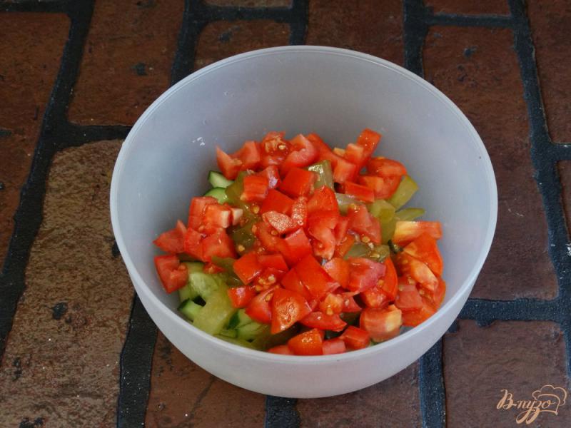 Фото приготовление рецепта: Салат из свежих и соленых огурцов шаг №5