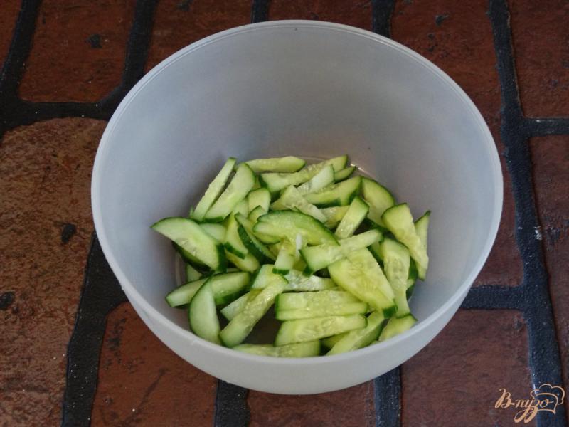 Фото приготовление рецепта: Салат из свежих и соленых огурцов шаг №3