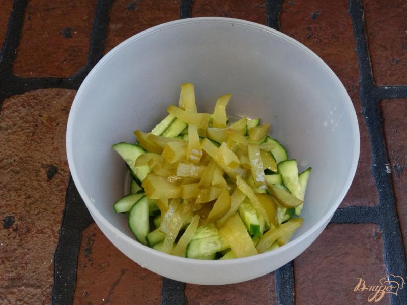 Фото приготовление рецепта: Салат из свежих и соленых огурцов шаг №4