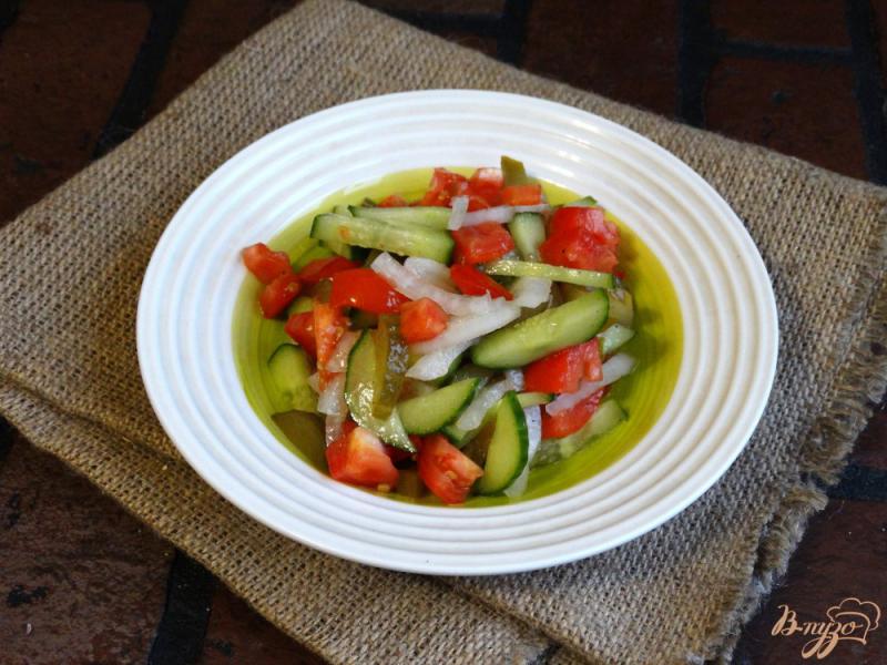 Фото приготовление рецепта: Салат из свежих и соленых огурцов шаг №9