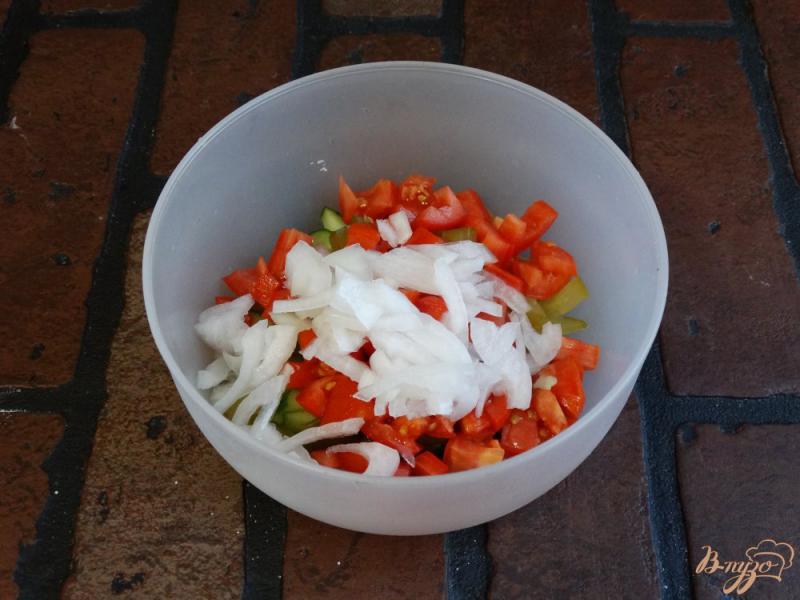 Фото приготовление рецепта: Салат из свежих и соленых огурцов шаг №6