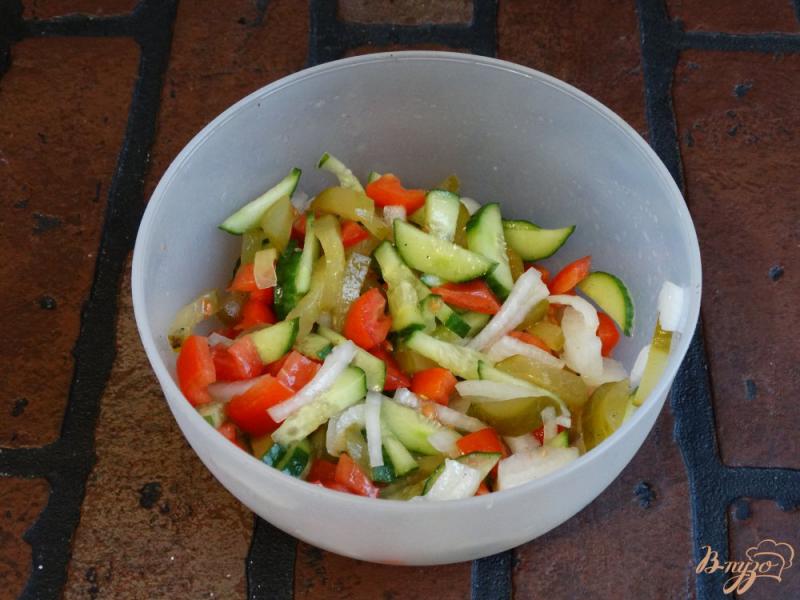 Фото приготовление рецепта: Салат из свежих и соленых огурцов шаг №8
