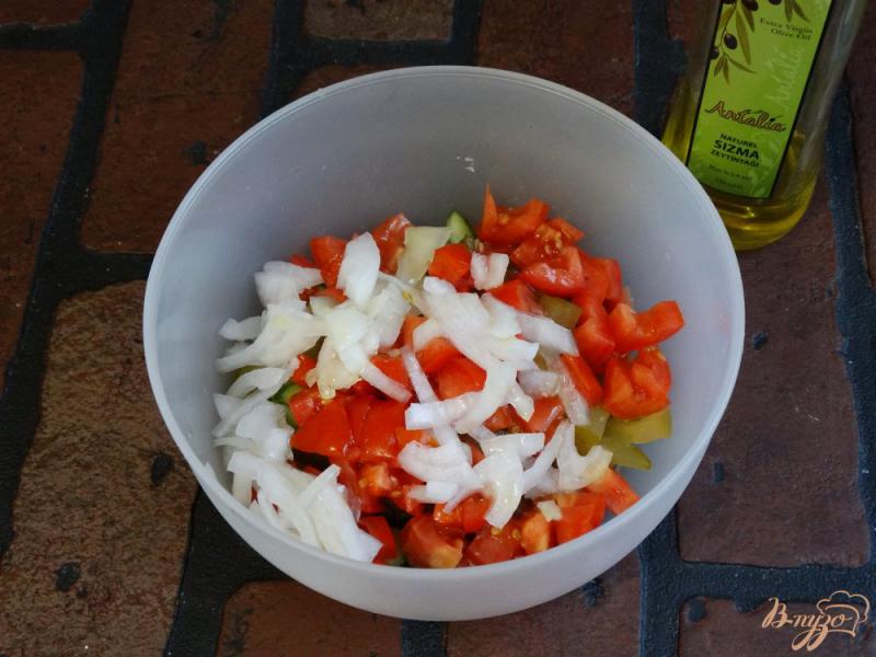 Фото приготовление рецепта: Салат из свежих и соленых огурцов шаг №7