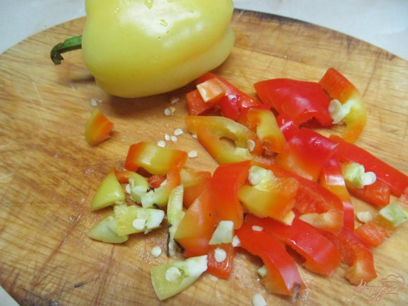Фото приготовление рецепта: Салат с огурцом кукурузой перцем и салями шаг №3