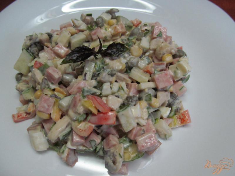 Фото приготовление рецепта: Салат с огурцом кукурузой перцем и салями шаг №6