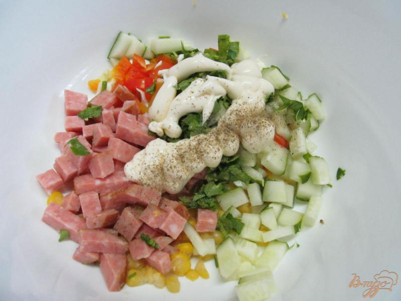 Фото приготовление рецепта: Салат с огурцом кукурузой перцем и салями шаг №5