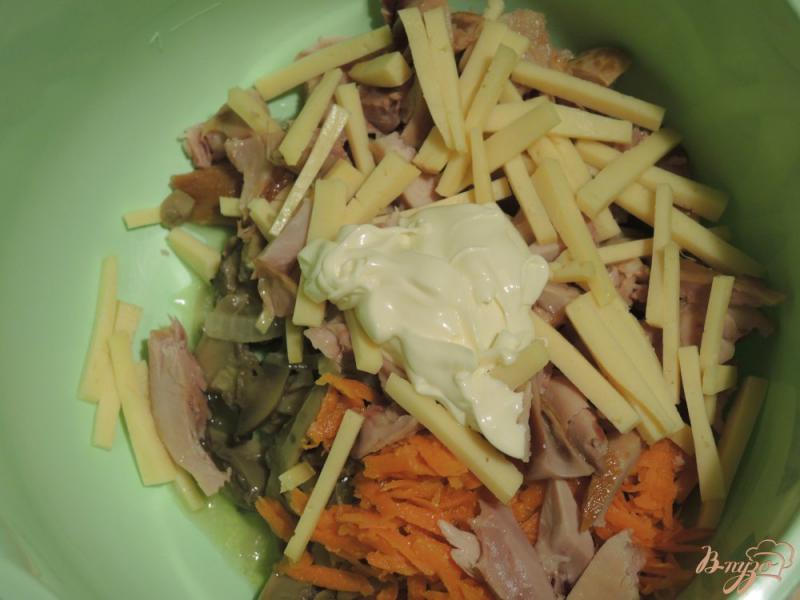 Фото приготовление рецепта: Салат с копчёной курицей и грибами шаг №8